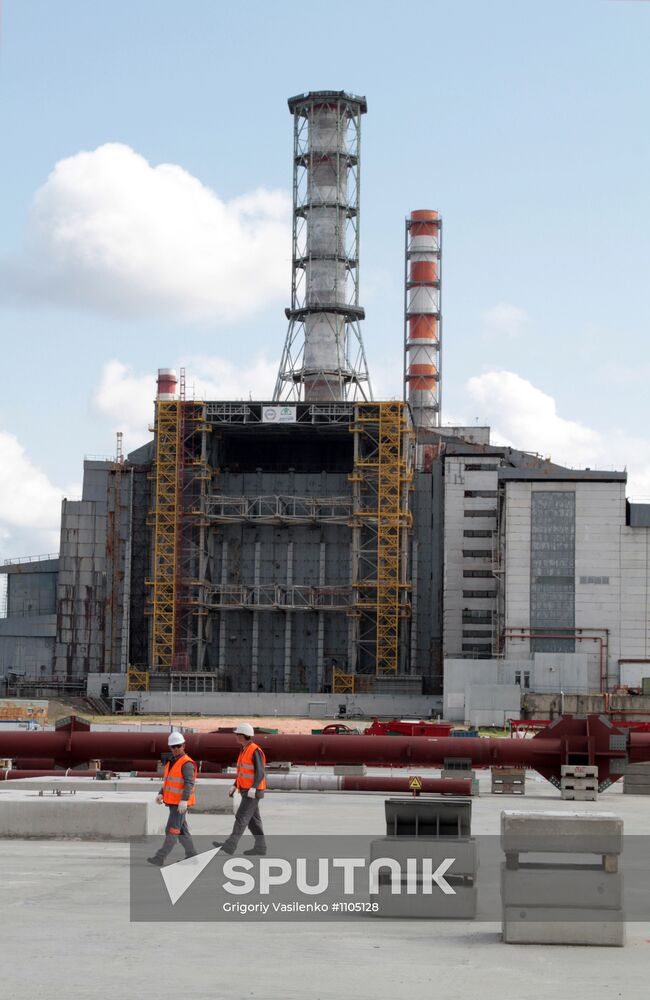Construction of sarcophagus for reactor at Chernobyl NPP
