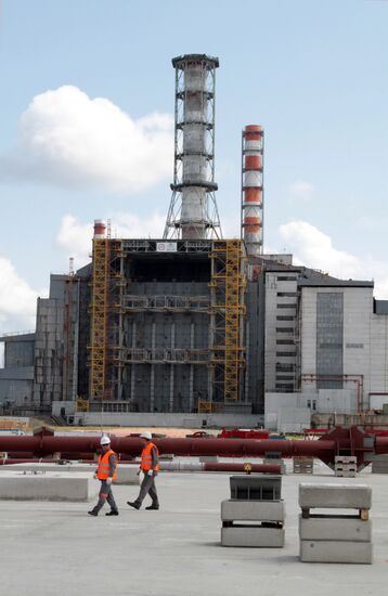 Construction of sarcophagus for reactor at Chernobyl NPP