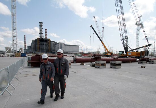 Construction of sarcophagus for reactor at Chernobyl NPP