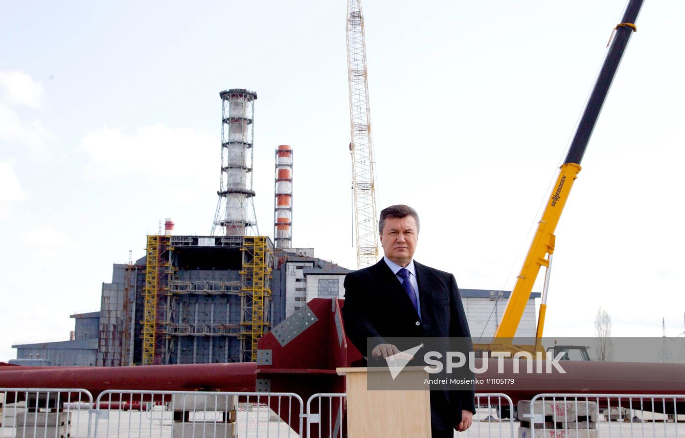 Construction of new sarcophagus over Chernobyl nuclear plant