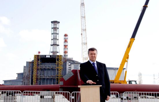 Construction of new sarcophagus over Chernobyl nuclear plant