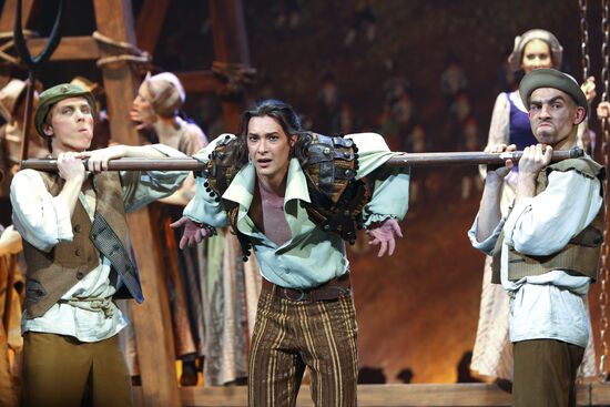 Premiere of "Fan-Fan Tulpan" play