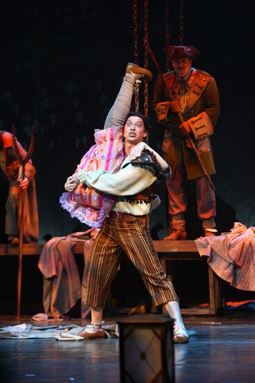 Premiere of "Fan-Fan Tulpan" play