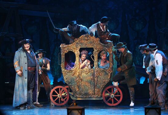 Premiere of "Fan-Fan Tulpan" play