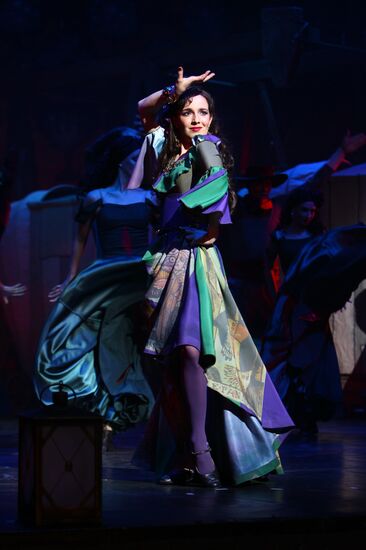 Premiere of "Fan-Fan Tulpan" play