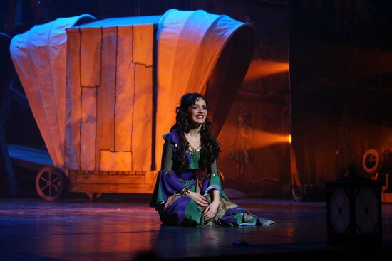 Premiere of "Fan-Fan Tulpan" play