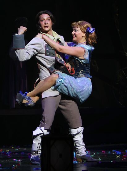 Premiere of "Fan-Fan Tulpan" play