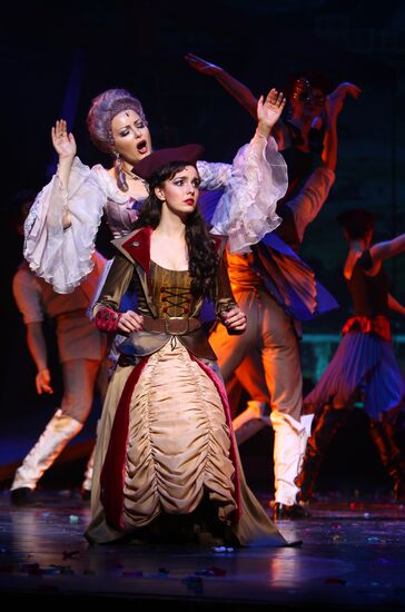 Premiere of "Fan-Fan Tulpan" play