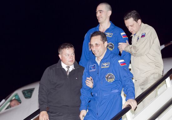 Crewmembers of 30th long-term mission at ISS welcomed back home