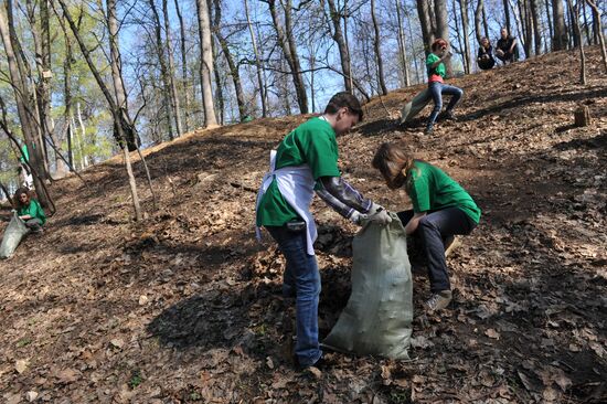 Media workers hold spring clean-up day at Neskuchny Garden