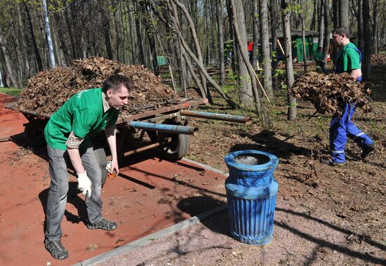Media workers hold spring clean-up day at Neskuchny Garden