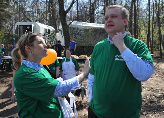 Media workers hold spring clean-up day at Neskuchny Garden