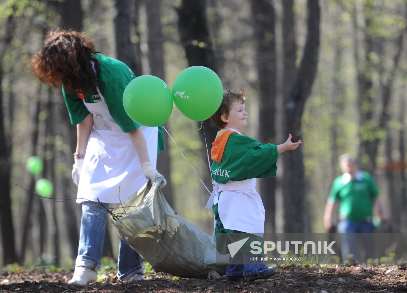 Media workers hold spring clean-up day at Neskuchny Garden