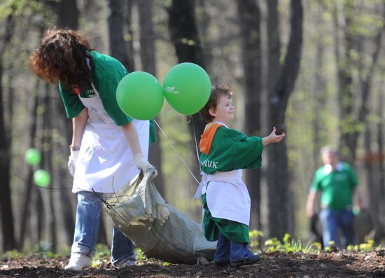 Media workers hold spring clean-up day at Neskuchny Garden