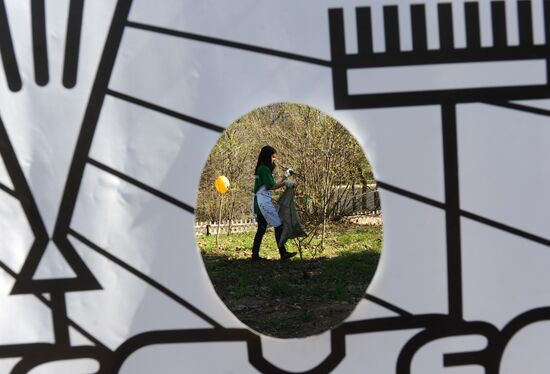 Media workers hold spring clean-up day at Neskuchny Garden