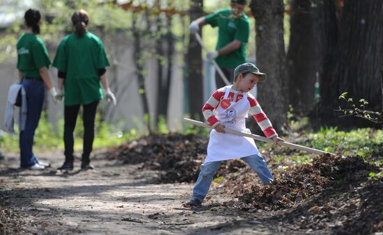 Media workers hold spring clean-up day at Neskuchny Garden