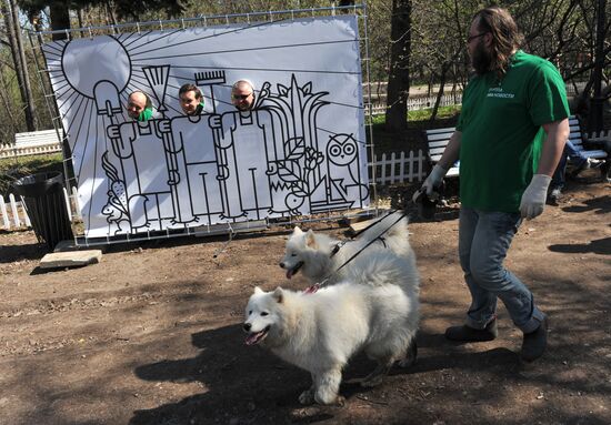 Media workers hold spring clean-up day at Neskuchny Garden