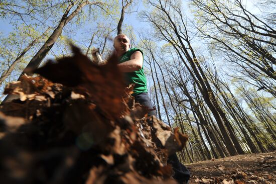 Media workers hold spring clean-up day at Neskuchny Garden