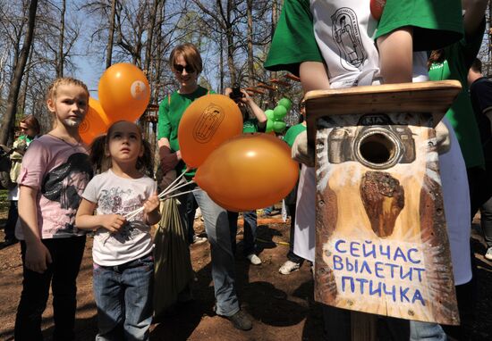 Media workers hold spring clean-up day at Neskuchny Garden