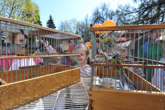 Media workers hold spring clean-up day at Neskuchny Garden
