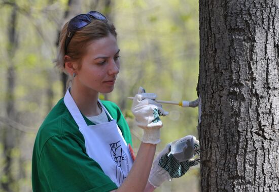 Media workers hold spring clean-up day at Neskuchny Garden