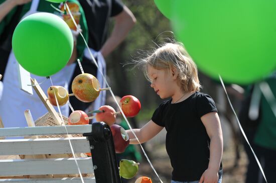 Media workers hold spring clean-up day at Neskuchny Garden
