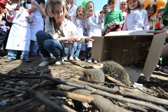 Media workers hold spring clean-up day at Neskuchny Garden