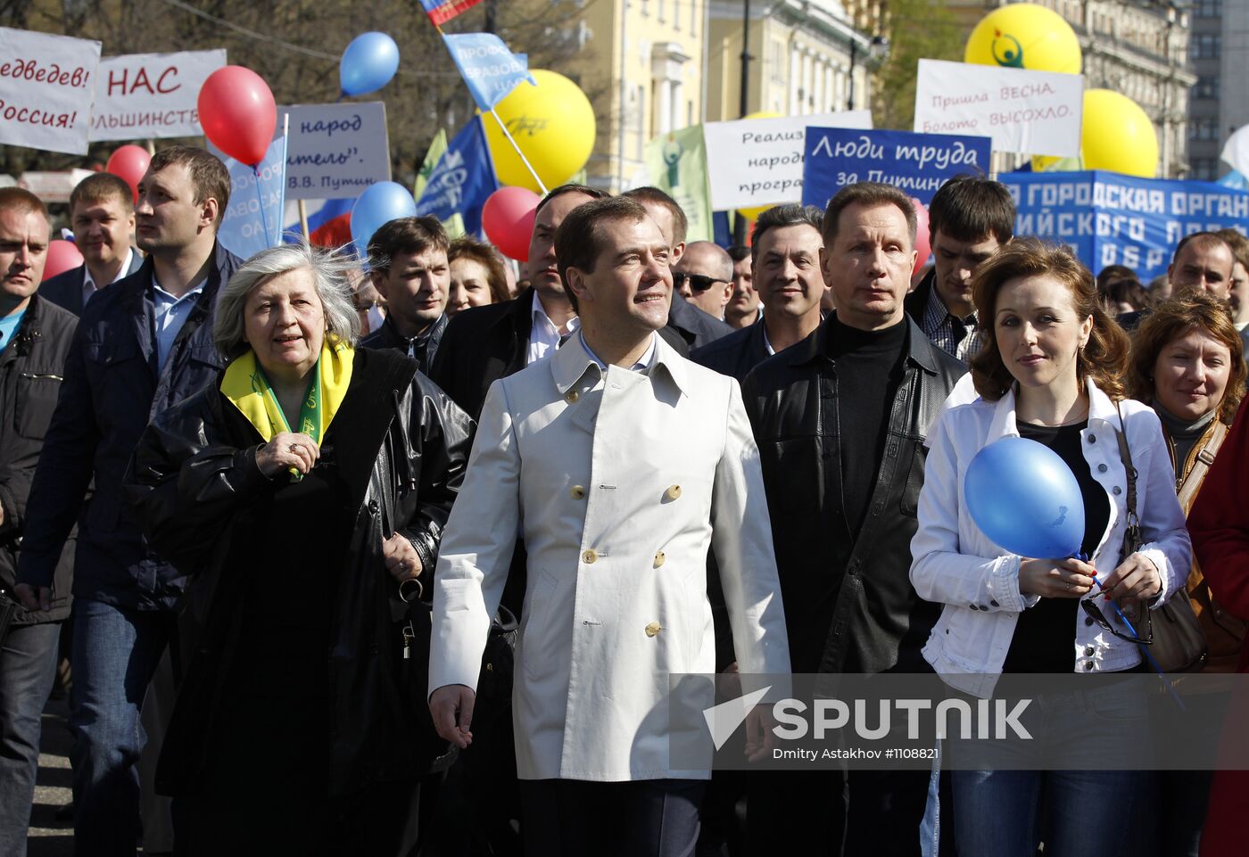 Medvedev, Putin join May day march