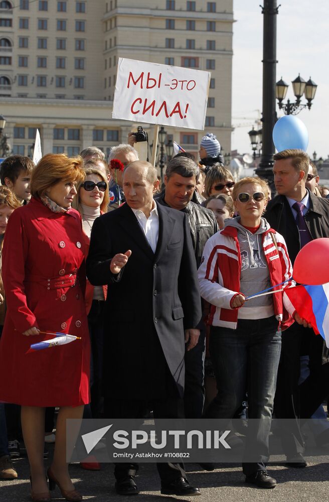 Medvedev, Putin join May day march