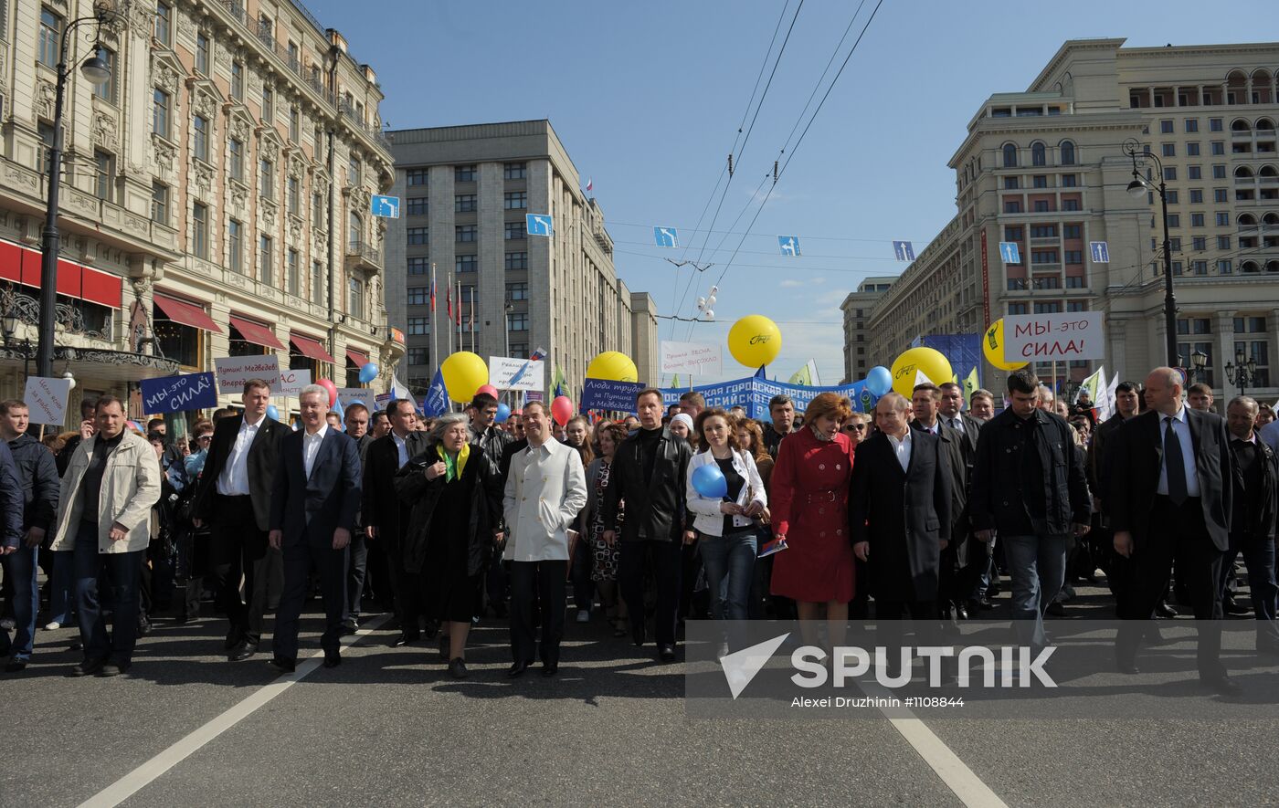 Medvedev, Putin join May Day march