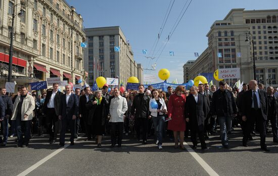 Medvedev, Putin join May Day march
