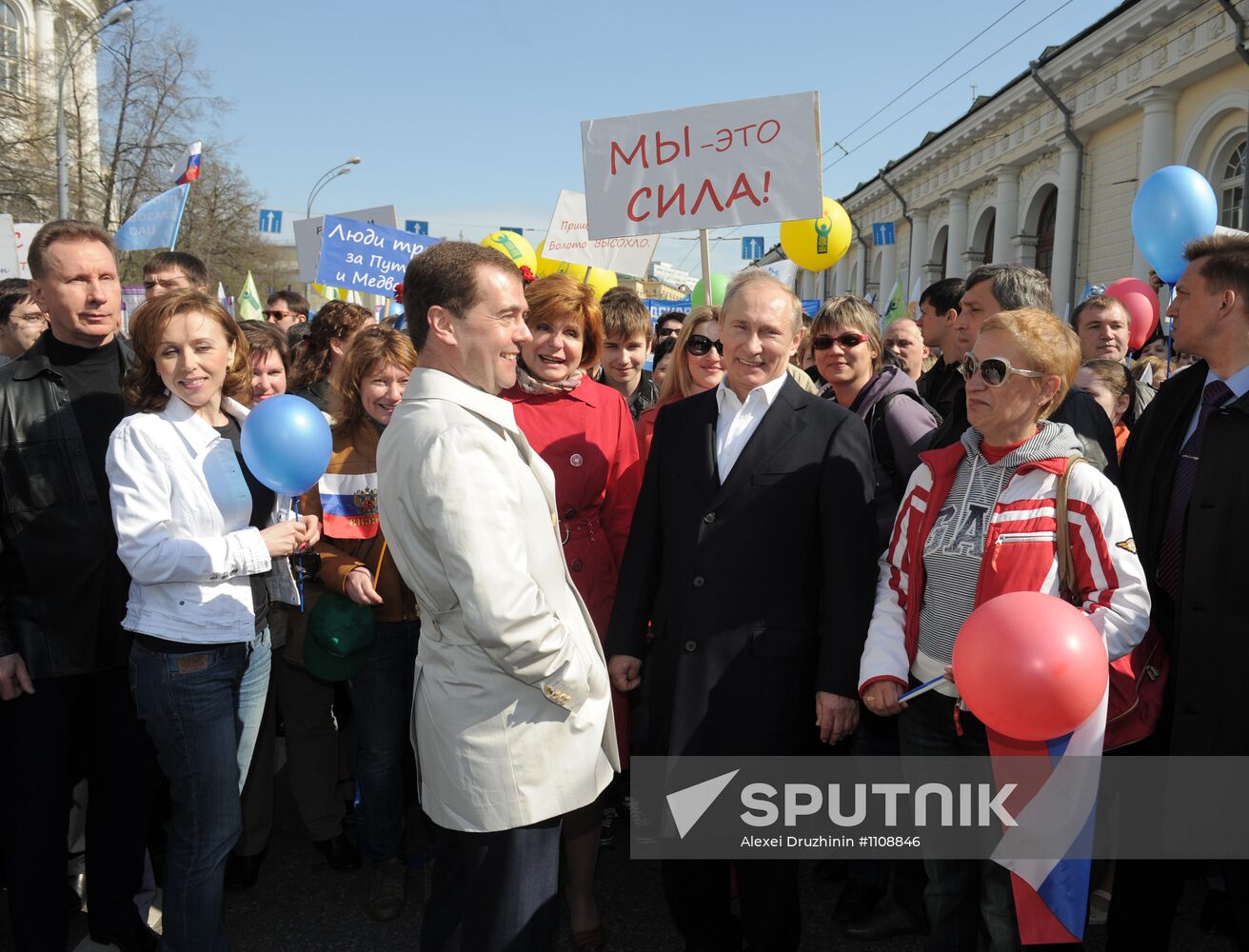Medvedev, Putin join May day march