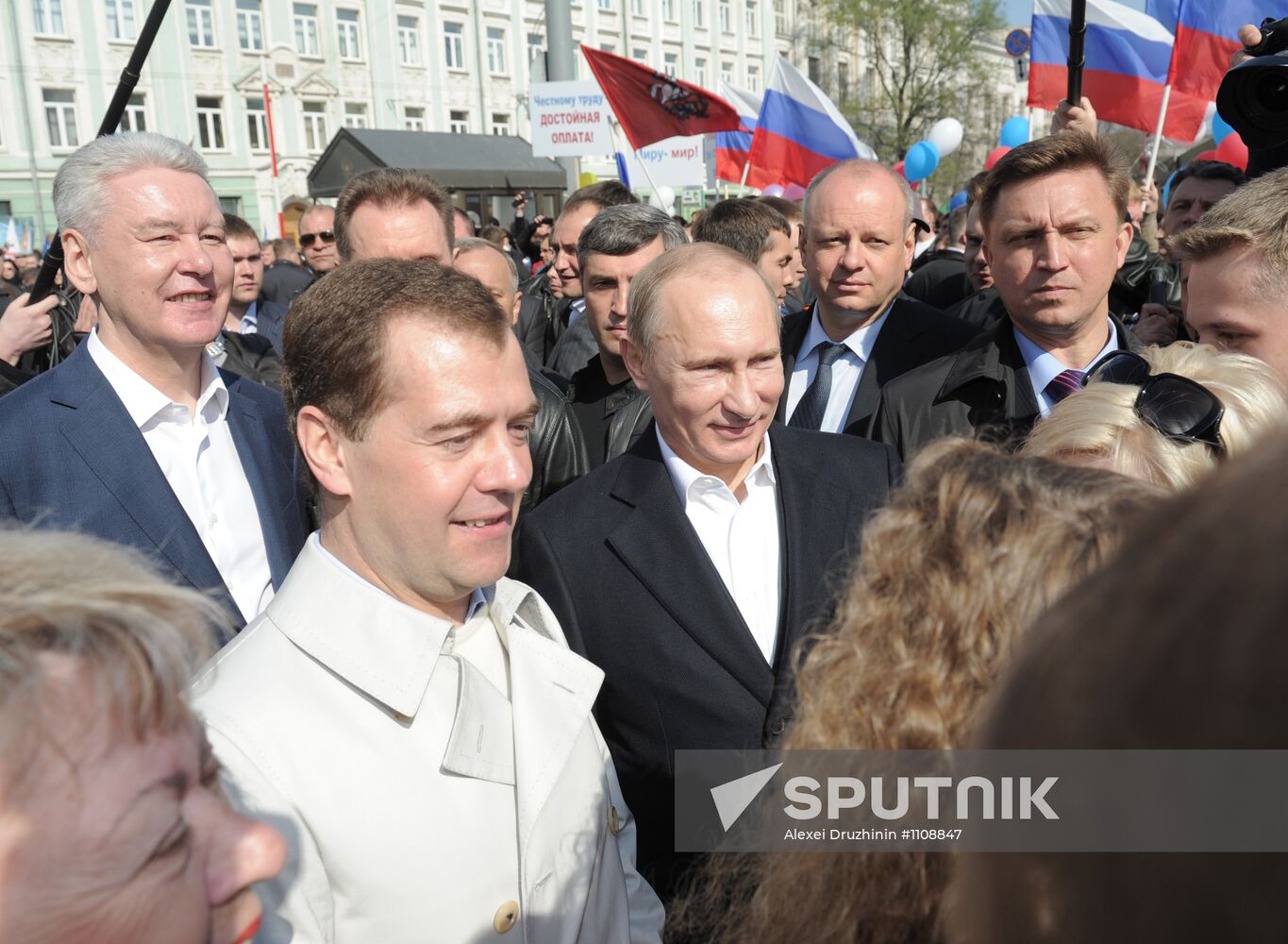 Medvedev, Putin join May day march