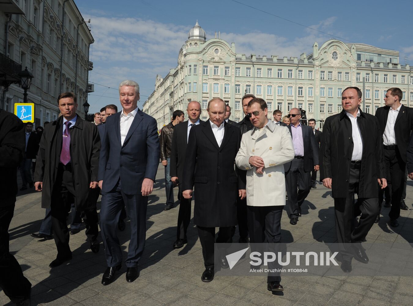 Medvedev, Putin join May day march