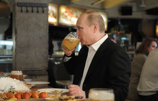 Medvedev, Putin visit Zhiguli beer bar