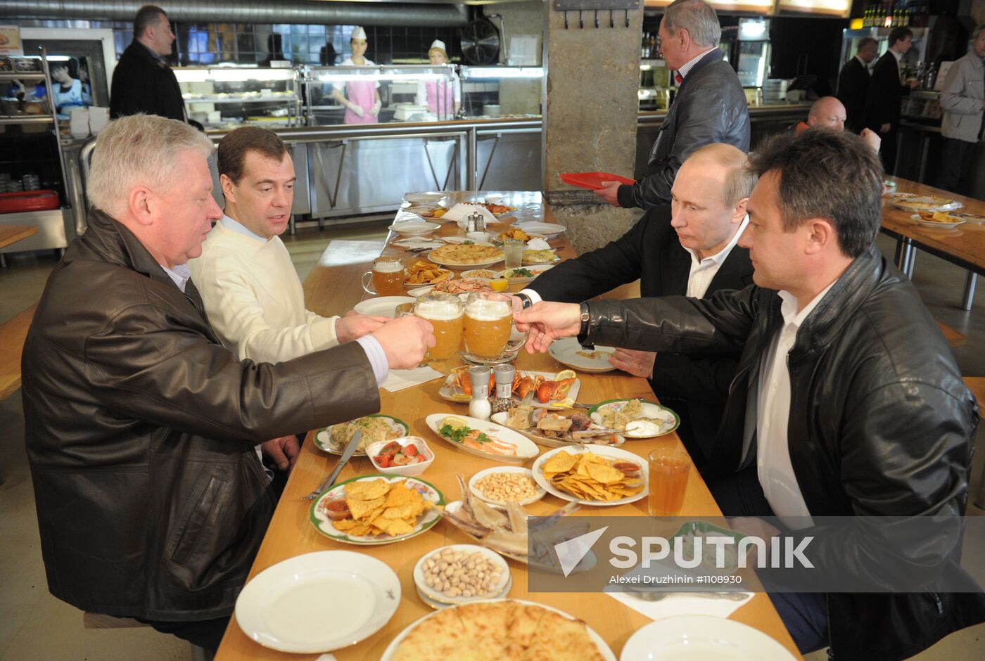 Medvedev, Putin visit Zhiguli beer bar