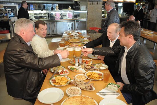 Medvedev, Putin visit Zhiguli beer bar