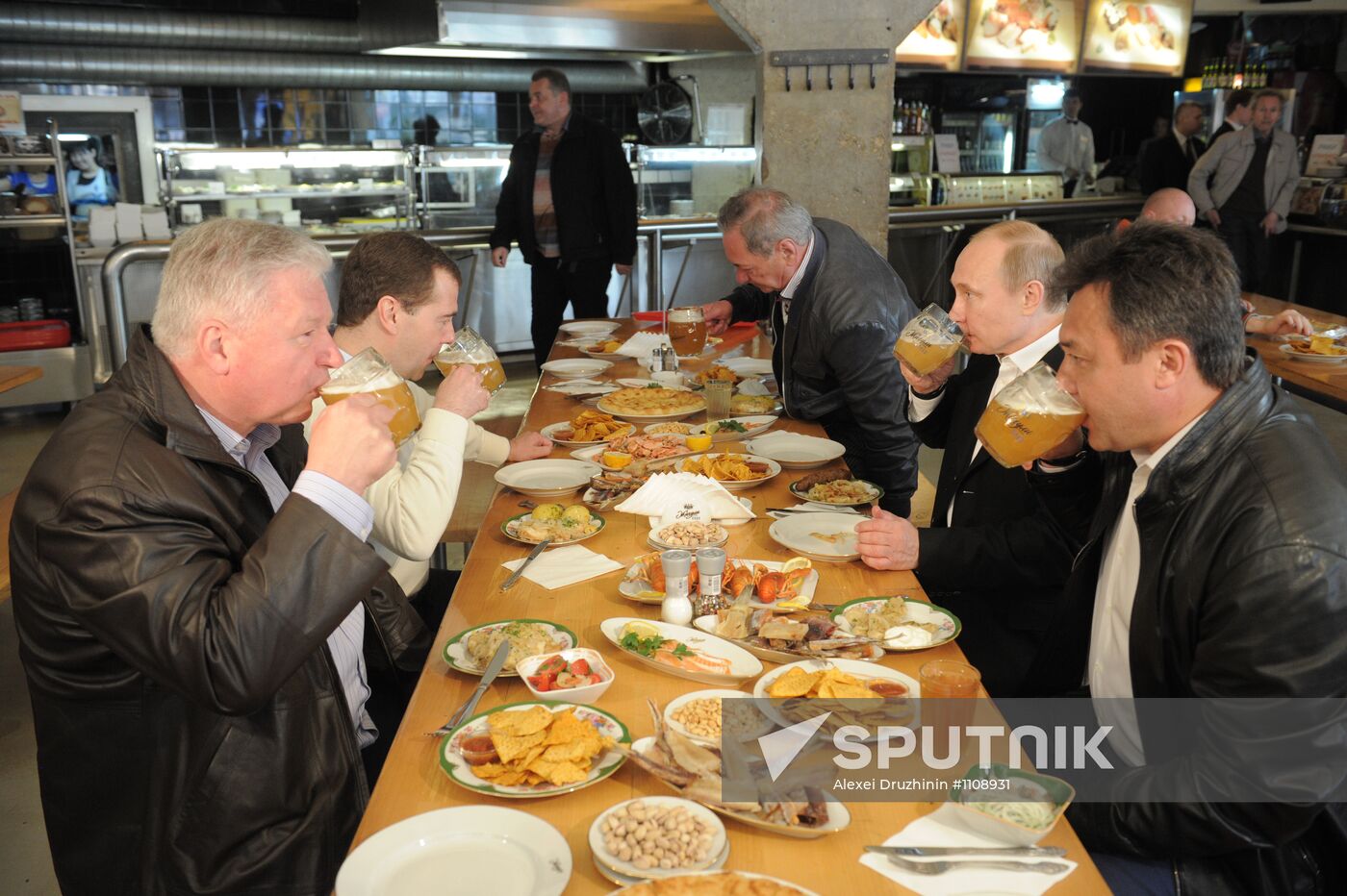 Medvedev, Putin visit Zhiguli beer bar