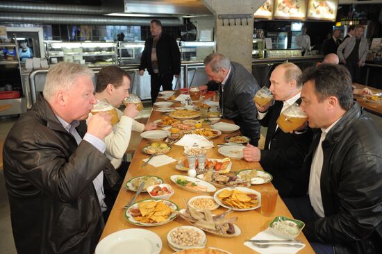 Medvedev, Putin visit Zhiguli beer bar