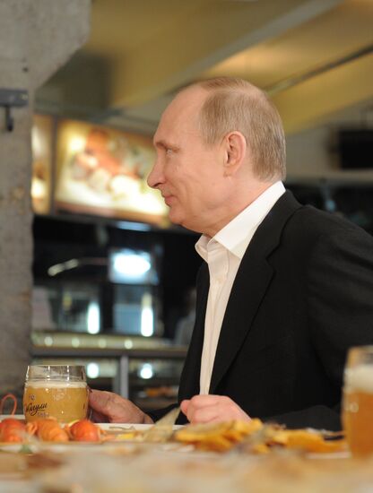 Medvedev, Putin visit Zhiguli beer bar