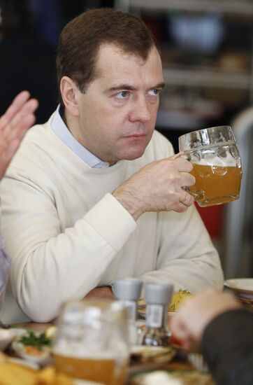 Medvedev, Putin visit Zhiguli beer bar