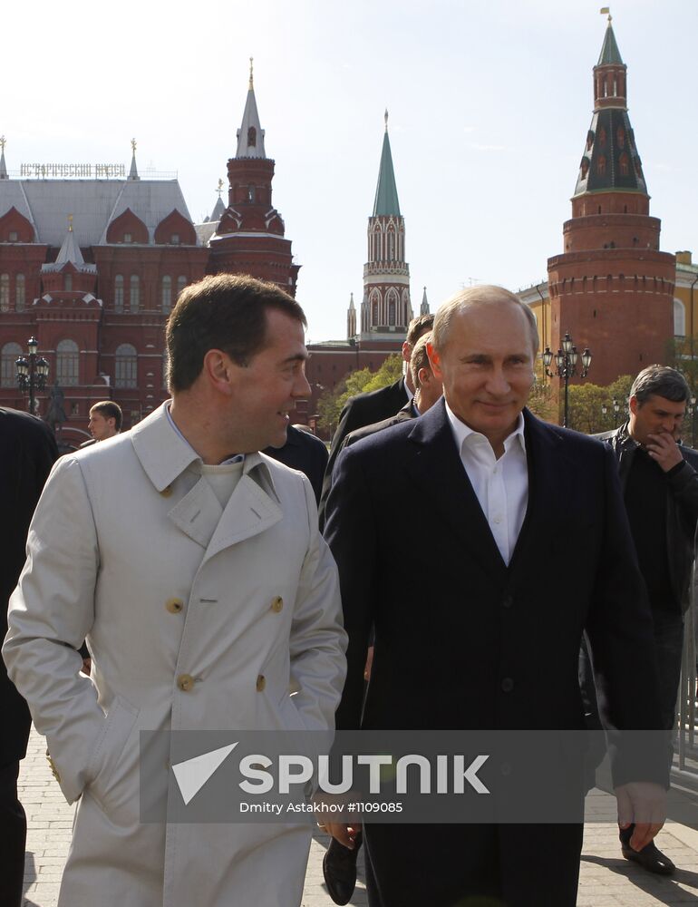 Medvedev, Putin join May day march
