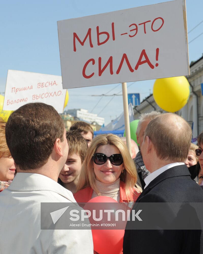 Medvedev, Putin join May day march