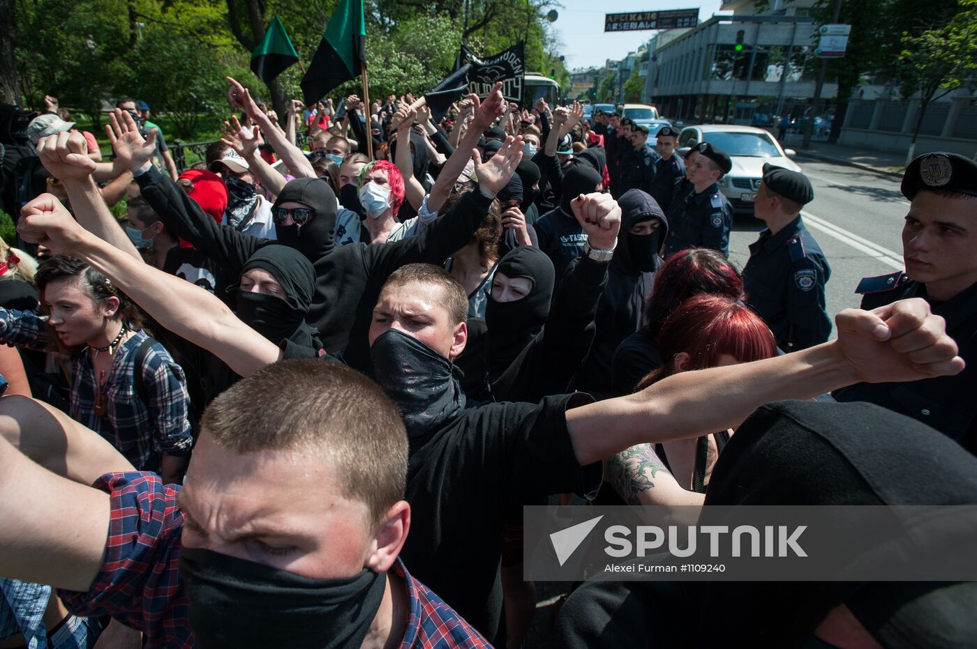 Anarchists, anti-globalists rally in Kiev