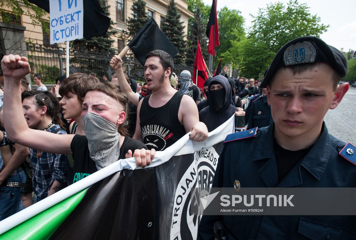 Anarchists, anti-globalists rally in Kiev