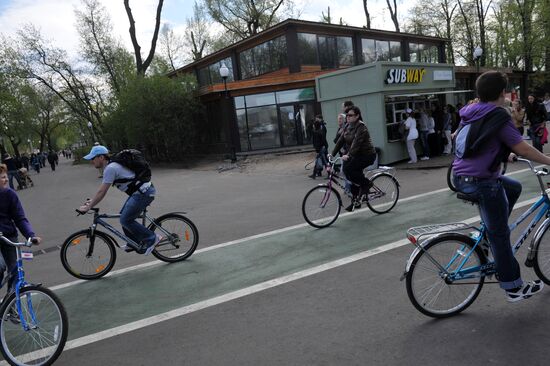City residents rest in Gorky Park