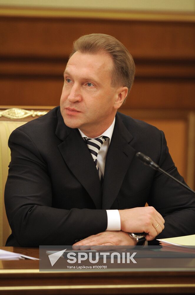Vladimir Putin chairs government meeting