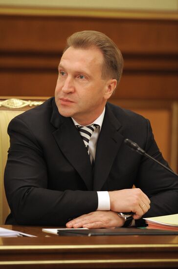 Vladimir Putin chairs government meeting