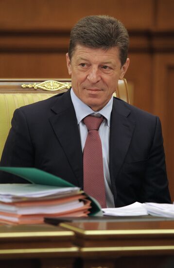Vladimir Putin chairs government meeting