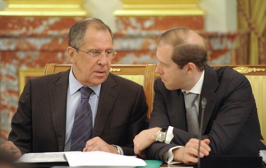 Vladimir Putin chairs government meeting